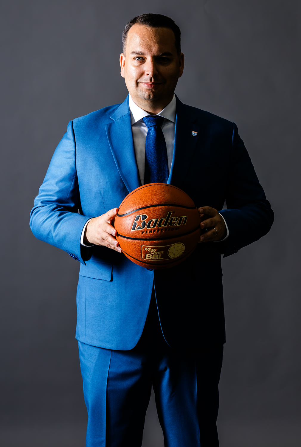 Executive Portrait von Martin Geissler mit Basketball